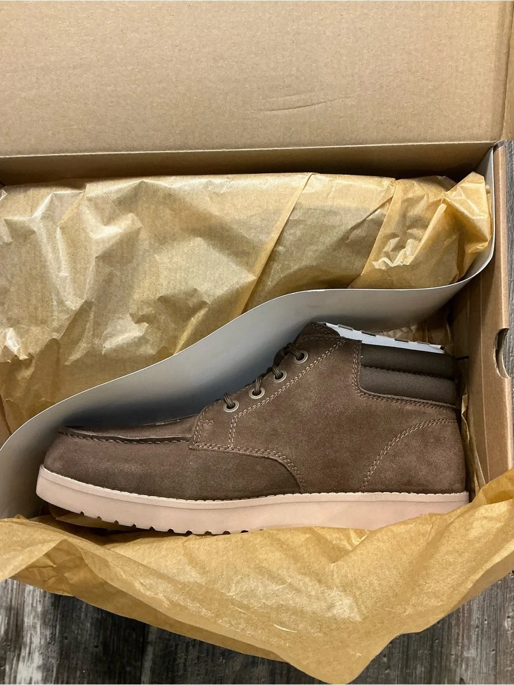 Koolaburra Men's Brown Suede Chukka with Tan Sole Size 10